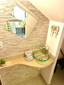 La salle de bains est pourvue d'un lavabo et d'un miroir. dans l'établissement Solar Água Duplex Top, à Pipa