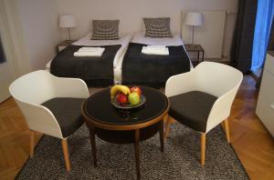 Un dormitorio con una cama y una mesa con un bol de fruta en Apartament Daszyńskiego, en Cracovia