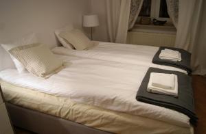 un par de camas con toallas encima en Apartament Daszyńskiego, en Cracovia