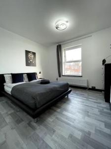 1 dormitorio con 1 cama grande en una habitación en Newly refurbished 3 bedroom entire terraced house, en Lincolnshire