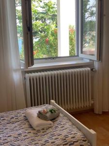 Ένα ή περισσότερα κρεβάτια σε δωμάτιο στο Apartma Enej