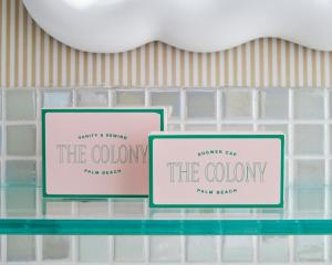 Ein Zertifikat, Auszeichnung, Logo oder anderes Dokument, das in der Unterkunft The Colony Hotel ausgestellt ist