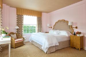 um quarto com uma cama grande e uma janela em The Colony Hotel em Palm Beach