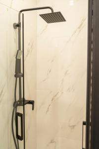 een douche met een glazen deur in de badkamer bij Noliday Riviera Sea View Luxury Apartment in Noli