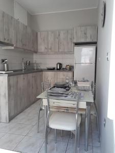 Kuchyň nebo kuchyňský kout v ubytování Margarita Santorini 1