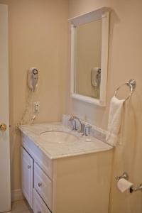 Galeriebild der Unterkunft Three Village Inn in Stony Brook