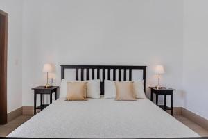 Postel nebo postele na pokoji v ubytování Brand New Unit with Beach access & Pool - N B301