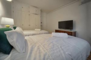Un pat sau paturi într-o cameră la IMMOGROOM - 100 m2 - Spacious - Terace - Parking - Air conditioning