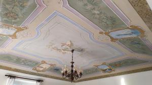 un techo artesonado con un gato pintado en él en Casa Teresina a Camogli, en Camogli