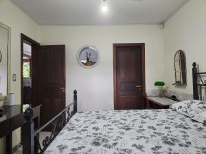 1 dormitorio con 1 cama con edredón blanco y negro en Pousada mais confortável de Itapema, en Itapema