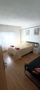a bedroom with two beds and a window at Gran apartamento cerca del mar y Castillo in Denia
