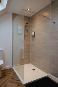 eine Dusche mit Glastür im Bad in der Unterkunft The Cosy Inn - Luxury Private Hot-Tub in Dungiven