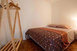 ein Schlafzimmer mit einem Bett und einem hölzernen Dreibettzimmer in der Unterkunft Maison Ohana 4-6 pers dans résidence Privée près de la Plage in Canet-en-Roussillon