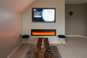 TV a/nebo společenská místnost v ubytování The Cosy Inn - Luxury Private Hot-Tub