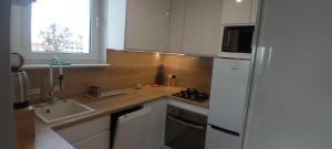 Kuchyňa alebo kuchynka v ubytovaní Mieszkanie, apartament z przepięknym widokiem, blisko starówki, plaży
