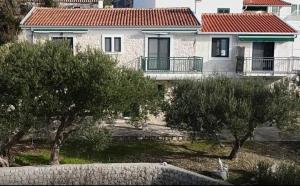 Vonkajšia záhrada v ubytovaní Apartmani Kremena small beach 200m