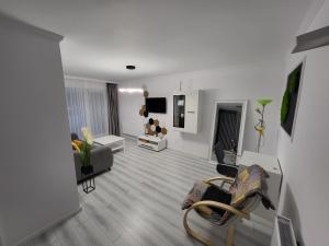 Sala de estar blanca con sofá y mesa en Dacrilo Apartments Cluj-Napoca 12 en Cluj-Napoca