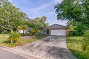una casa con entrada y garaje en Spacious Modern House. Private Heated Pool and Spa, en Sarasota