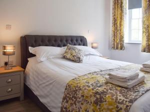 Postel nebo postele na pokoji v ubytování Cilwendeg Lodge
