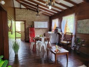 a kitchen and living room with a table and chairs at Hacienda el Jibarito in San Sebastian