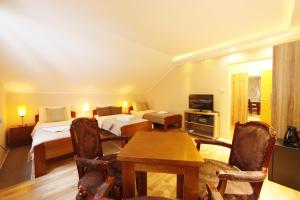 Habitación de hotel con 2 camas y mesa en Rooms Konak Mikan, en Belgrado