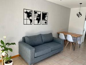 sala de estar con sofá y mesa en Hermoso duplex con estacionamiento en Guaymallén