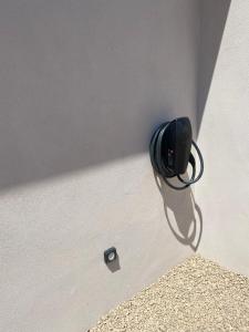 ein Lautsprecher hängt an der Ecke einer Wand in der Unterkunft Villa Pura Corsica with sea view and private pool in Conca