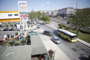 ruchliwa ulica miejska z samochodami i autobusem w obiekcie Safir Hotels Silivri w mieście Silivri
