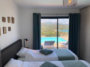 1 Schlafzimmer mit 2 Betten und Poolblick in der Unterkunft Villa Pura Corsica with sea view and private pool in Conca + 59 Fotos