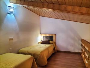 um quarto com duas camas num quarto em Don Camino em Villalcázar de Sirga