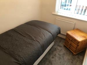 1 dormitorio con cama y mesa de madera en Shepherds retreat, en Balby