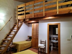 Zimmer mit einem Etagenbett und einer Treppe in der Unterkunft Don Camino in Villalcázar de Sirga