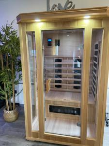 un grande vetrino in legno con porte in vetro di Lovely Apartment SPA & Sauna a Bourges