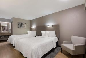 Postel nebo postele na pokoji v ubytování Red Roof Inn PLUS+ Chicago - Naperville