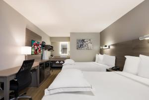 Postel nebo postele na pokoji v ubytování Red Roof Inn PLUS+ Chicago - Naperville