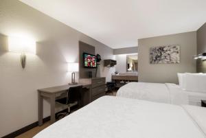 Postel nebo postele na pokoji v ubytování Red Roof Inn PLUS+ Chicago - Naperville