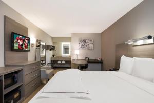 Postel nebo postele na pokoji v ubytování Red Roof Inn PLUS+ Chicago - Naperville