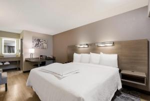 Postel nebo postele na pokoji v ubytování Red Roof Inn PLUS+ Chicago - Naperville
