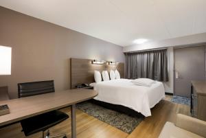 Postel nebo postele na pokoji v ubytování Red Roof Inn PLUS+ Chicago - Naperville