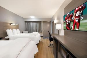 TV a/nebo společenská místnost v ubytování Red Roof Inn PLUS+ Chicago - Naperville