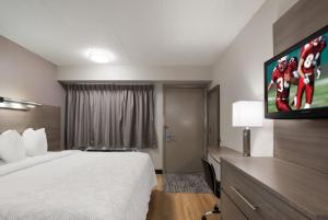 Postel nebo postele na pokoji v ubytování Red Roof Inn PLUS+ Chicago - Naperville
