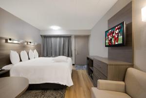 Postel nebo postele na pokoji v ubytování Red Roof Inn PLUS+ Chicago - Naperville