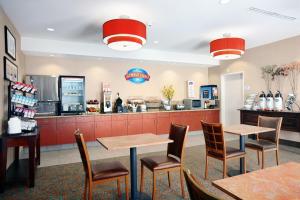 Reštaurácia alebo iné gastronomické zariadenie v ubytovaní Baymont by Wyndham Denver International Airport