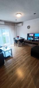 a living room with a wooden floor and a table at Gran apartamento cerca del mar y Castillo in Denia