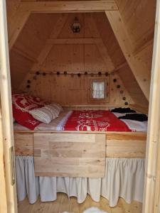 łóżko w środku pokoju w kabinie w obiekcie Les cabanes féeriques du Cheix w mieście Saint-Diéry
