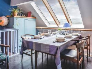 uma sala de jantar com uma mesa com cadeiras e uma clarabóia em Linstead House em Kendal