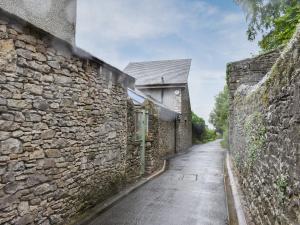 an alleyway between two stone walls of a building at Linstead House in Kendal