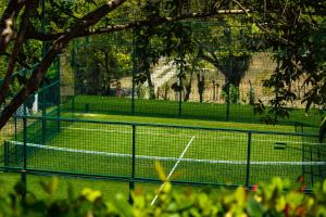 una pista de tenis con una red en el medio en Finca Thakni' Casa de Campo, en Aquismón