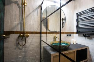 La salle de bains est pourvue d'un lavabo et d'un miroir. dans l'établissement Sunny Apartment Lwowska 10, à Cracovie