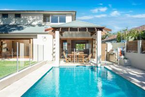 una piscina in una casa con gazebo di Huge Bayside Luxury Resort-Style Home with Pool a Burraneer